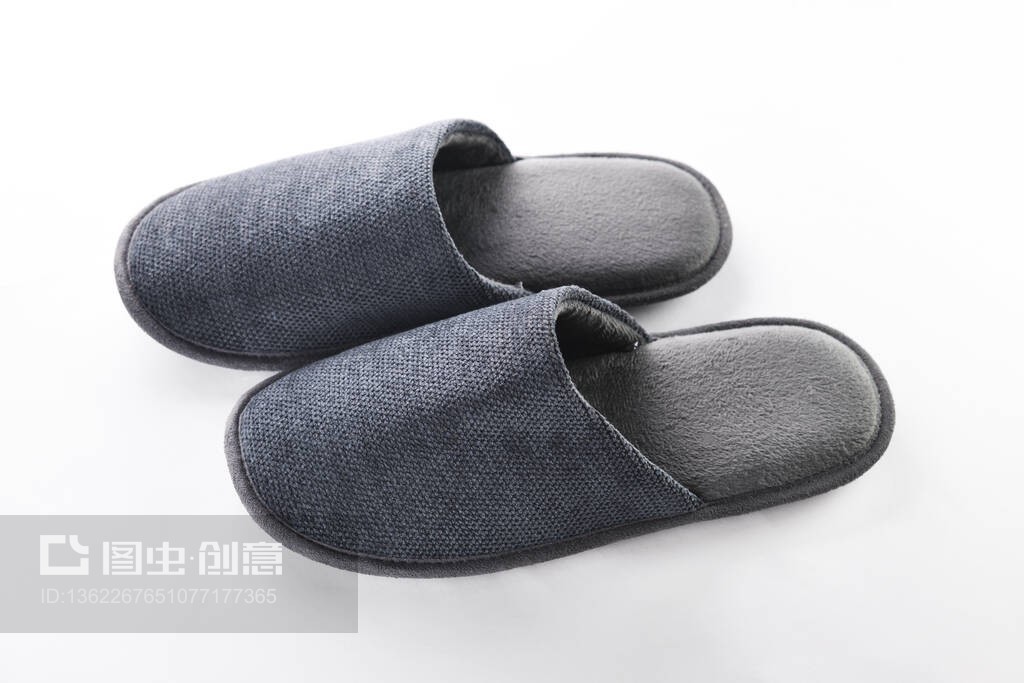 一雙空白軟灰色家居拖鞋 設(shè)計與功能解析