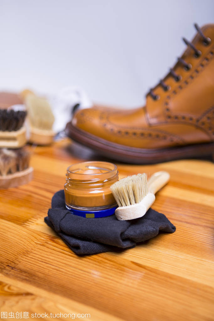 高級棕褐色土音靴的清潔與保養指南
